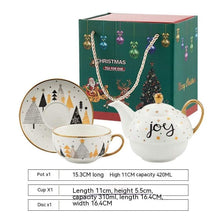 Charger l'image dans la galerie, Service à thé de Noël en céramique blanche avec motifs dorés festifs, tasse, soucoupe et cuillère.