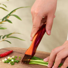 Charger l'image dans la galerie, Couteau à oignon métal coloré pour hacher l'oignon en cuisine