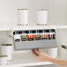Charger l'image dans la galerie, Organisateur d'épices mural sous étagère maximisant l'espace de rangement en cuisine avec compartiment coulissant pour pots d'épices.