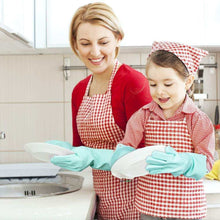 Charger l'image dans la galerie, Femme et enfant lavant la vaisselle avec des gants de vaisselle en silicone vert pâle dans une cuisine moderne.