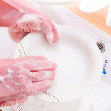 Charger l'image dans la galerie, Gants de vaisselle en silicone rose avec brosses intégrées nettoyant une assiette blanche savonneuse