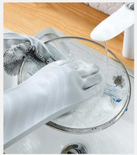 Charger l'image dans la galerie, Gants de vaisselle en silicone blanc lavant un bol sous robinet avec brosse intégrée.