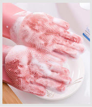 Charger l'image dans la galerie, Gants de vaisselle en silicone rose avec brosses intégrées et mousse de savon pour nettoyage efficace.
