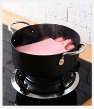 Charger l'image dans la galerie, Gants de vaisselle magiques en silicone résistants à la chaleur dans une casserole noire sur une cuisinière.